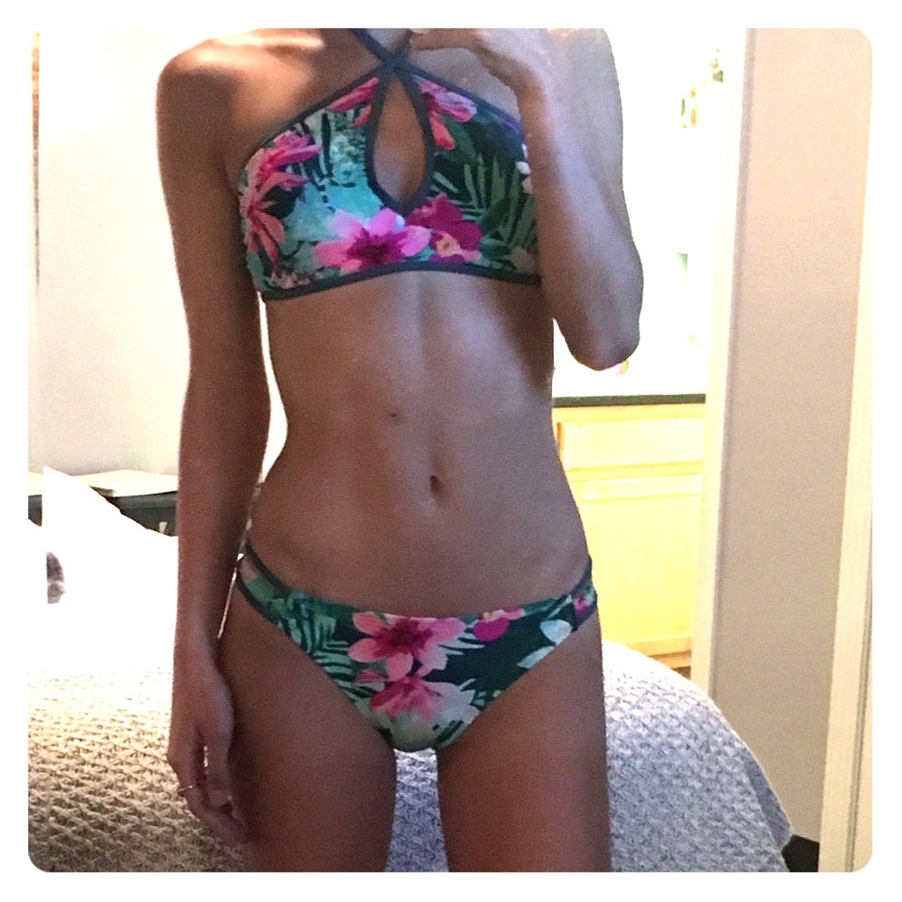 Gianni Bini Hawaiian Print Bikini